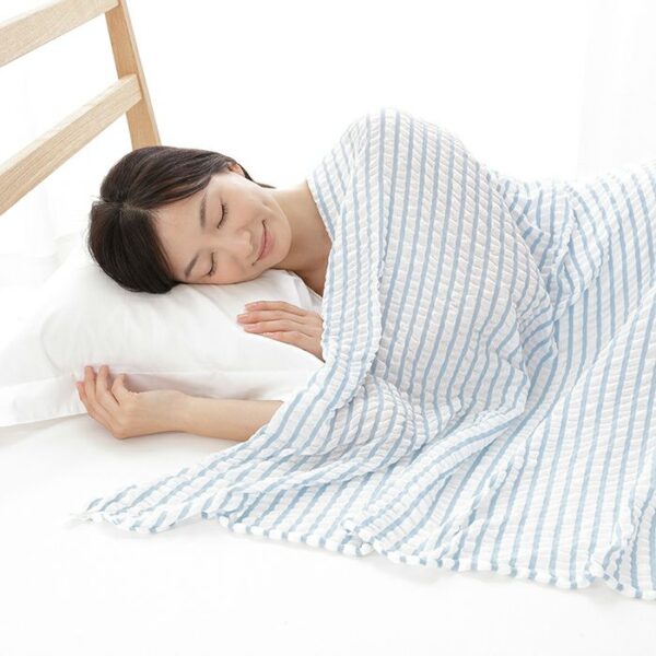 ผู้หญิงนอนห่มผ้าห่มเย็น Salaf Coolket