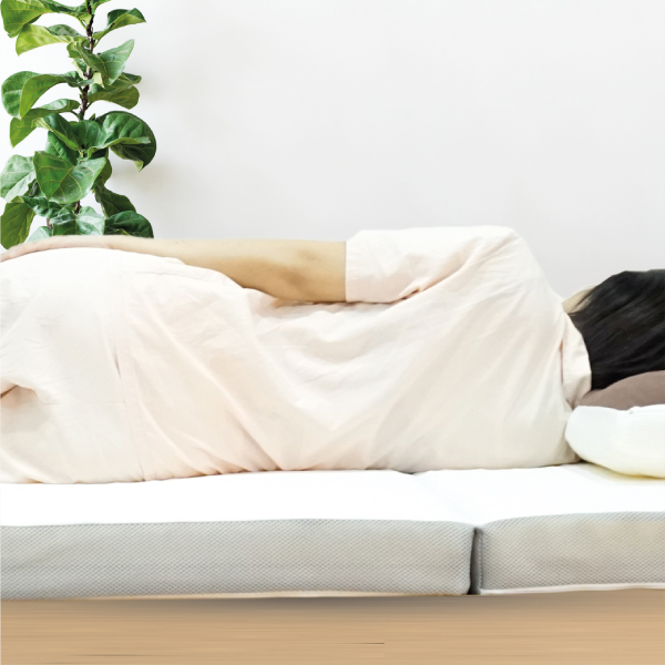 ผู้หญิงนอนตะแคงข้างบนที่นอน Teiraku mattress รองรับสรีระได้ดี