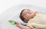 เด็กทารกนอนบนหมอน Salaf baby pillow ช่วยดูดซับเหงื่อและกระจายออกรวดเร็ว ลดผดผื่นแดง