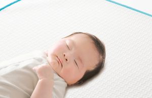 เด็กทารกนอนบนหมอน Salaf baby pad ช่วยดูดซับเหงื่อและกระจายออกรวดเร็ว ลดผดผื่นแดง