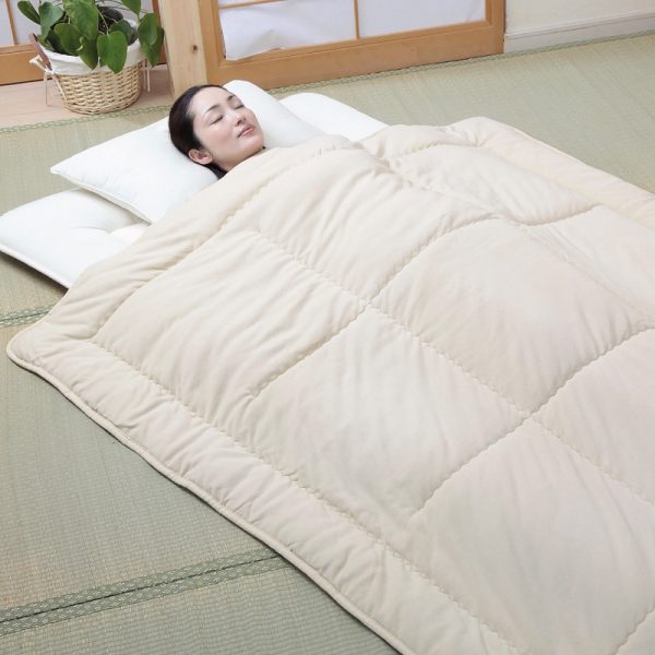 ผู้หญิงนอนห่มผ้าห่มขนอูฐ camel futon