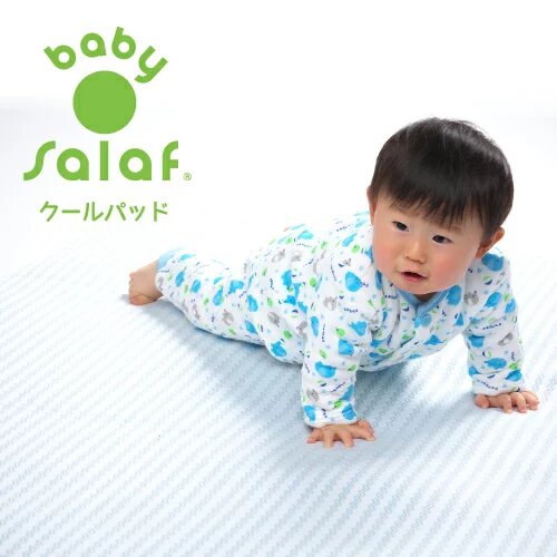 เด็กทารกคลานอยู่บนแผ่นรองนอนเย็น Salaf baby pad