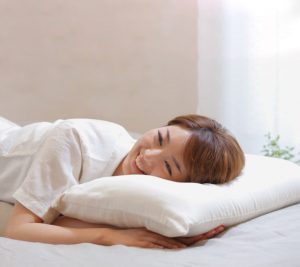 ผู้หญิงนอนบนหมอน King Kaimin Pillow