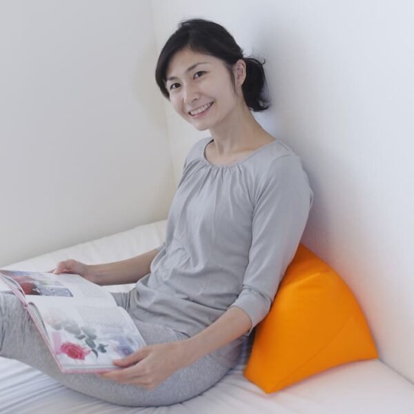 ผู้หญิงใช้หมอนอเนกประสงค์ King Kutsurogi Pillow พิงหลัง