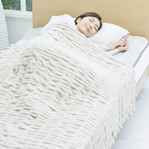ผู้หญิงกำลังนอนห่มผ้าห่ม KAIMIN REM จาก BSFine สีน้ำตาล