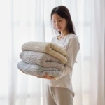 ผู้หญิงถือ Tororon Melty Duvet Cover